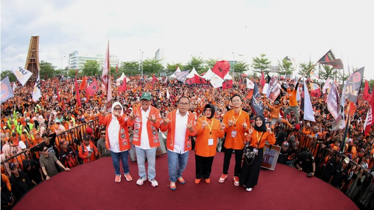BACAONLINEID_1-78 a group of people standing on a stage with a crowd of people