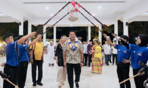 [Foto] Bupati Bantaeng M Fathul Fauzi 'Uji' Nurdin didampingi Bunda Literasi Gunya Paramasakhaputri menutup secara resmi Festival Bangkit Bersama di Lapangan Seruni, Jum'at (28/3) malam. (Dok.Kominfo)
