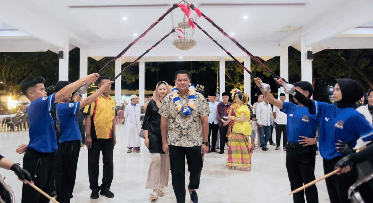 [Foto] Bupati Bantaeng M Fathul Fauzi 'Uji' Nurdin didampingi Bunda Literasi Gunya Paramasakhaputri menutup secara resmi Festival Bangkit Bersama di Lapangan Seruni, Jum'at (28/3) malam. (Dok.Kominfo)