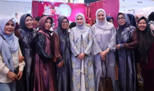 [Foto] Istri Walkot Parepare Tasming Hamid, dr Andi Arfiah menghadiri Hijab Trend Expo, Sabtu (22/3). Kehadirannya sebagai bukti dukungan UMKM bidang busana.(Dok:Kominfo)