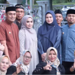 [Foto] Wali Kota Parepare Tasming Hamid didampingi Ketua TP PKK Parepare dan Wawali Hermanto mengundang ribuan tim pemenangan berbuka puasa, Minggu (23/3). (Dok.IST)