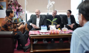 [Foto] Rektor Unhas Prof JJ menerima kunjungan sivitas akademika salah satu universitas dari Jerman, Selasa (25/3). (Dok.Humas)