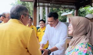 [Foto] Bupati Bantaeng Uji Nurdin menyambut kedatangan Ketua Golkar Sulsel Taufan Pawe dalam rangka acara Halal Bihalal Partai Golkar Bantaeng, Sabtu (12/4). (Dok.IST)