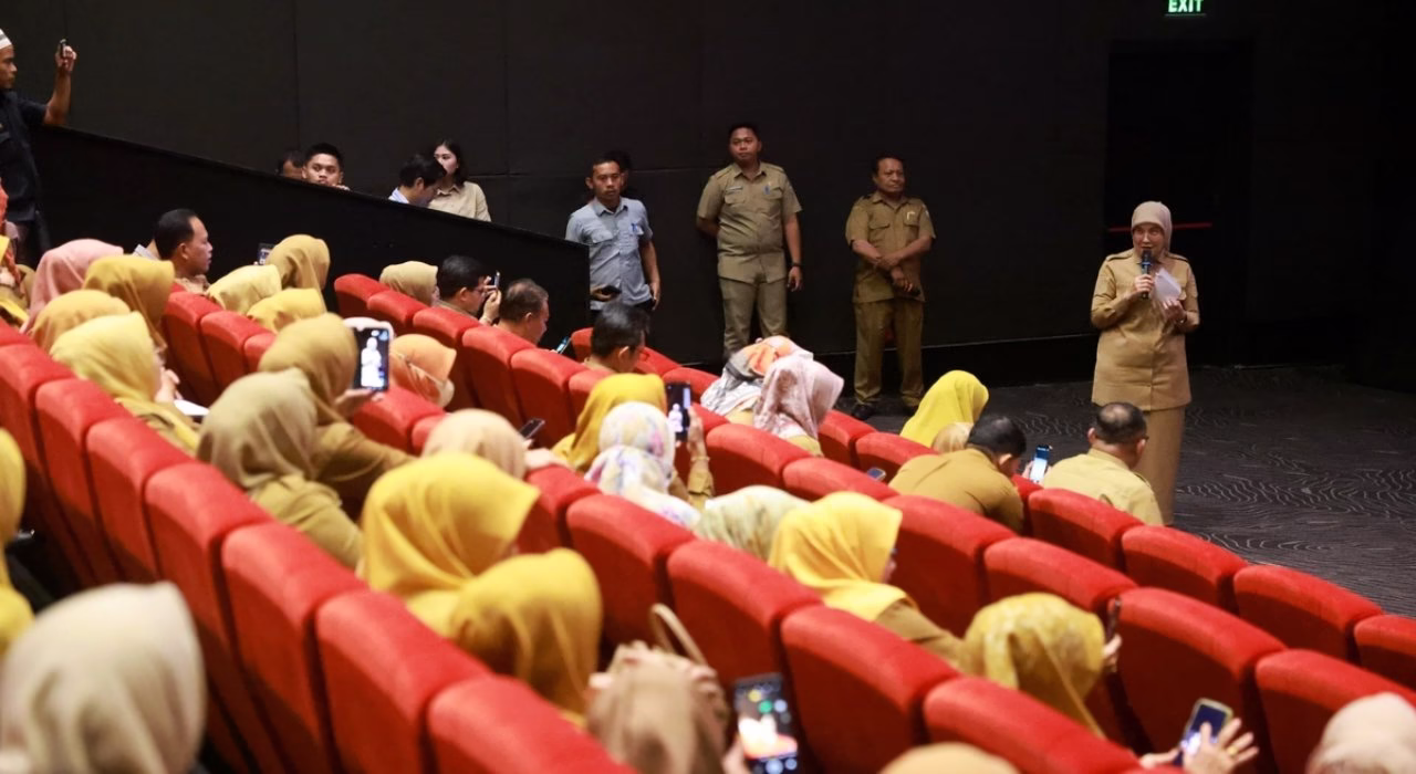 [Foto] Wawali Aliyah Mustika Ilham memberikan pemahaman Perpres 87/2017 kepada Kepsek se-Makassar melalui bioskop, Senin (14/4).(Dok.Kominfo)