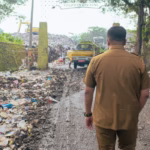 [Foto] Bupati Bantaeng Uji Nurdin menyusuri TPA Batu Terang, Selasa (08/4). (Dok.Kominfo)