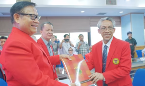Wakil Rektor Unhas Prof Budu mendaftarkan diri sebagai bakal calon Rektor dalam Pilrek Unhas, Jum'at (22/8).(foto/ist)