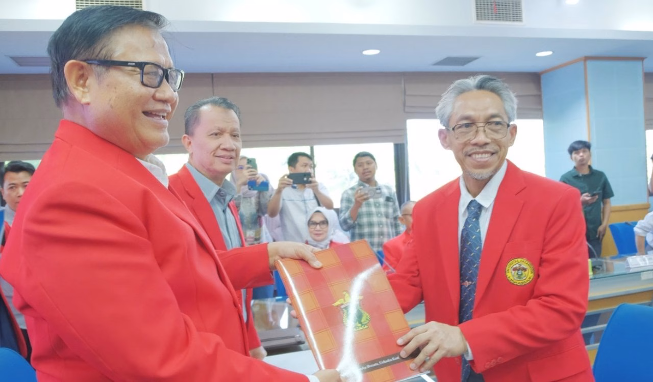 Wakil Rektor Unhas Prof Budu mendaftarkan diri sebagai bakal calon Rektor dalam Pilrek Unhas, Jum'at (22/8).(foto/ist)