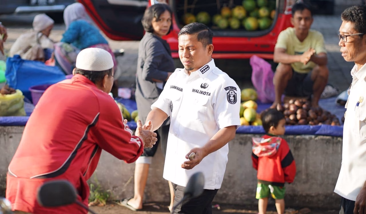 Wali Kota Tasming di Pasar Sumpang Minangae Parepare, Rabu (06/8) pagi.(foto/ist)