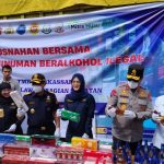 Dirjen BC Djaka Budhi Utama menghadiri langsung pemusnahan barang bukti hasil tindakan Bea Cukai Sulbagsel, Kamis (07/5).(foto/ist)
