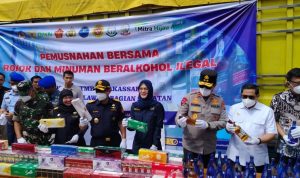 Dirjen BC Djaka Budhi Utama menghadiri langsung pemusnahan barang bukti hasil tindakan Bea Cukai Sulbagsel, Kamis (07/5).(foto/ist)