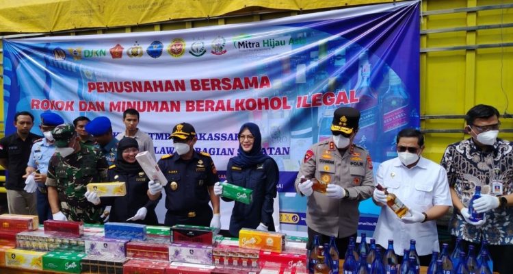 Dirjen BC Djaka Budhi Utama menghadiri langsung pemusnahan barang bukti hasil tindakan Bea Cukai Sulbagsel, Kamis (07/5).(foto/ist)