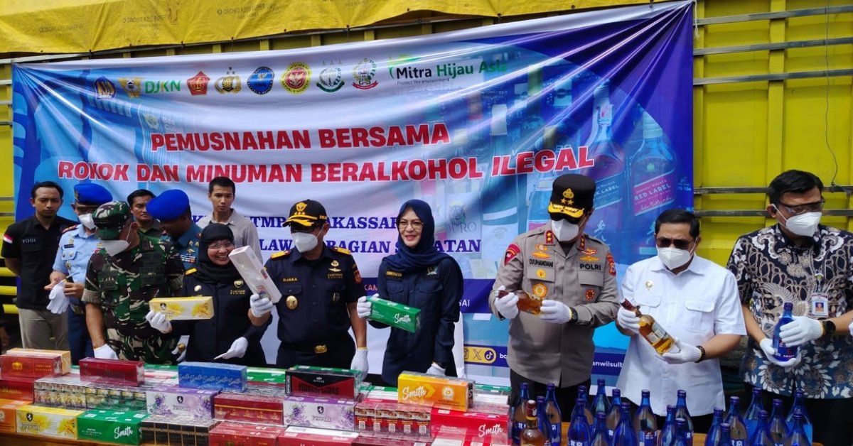 Dirjen BC Djaka Budhi Utama menghadiri langsung pemusnahan barang bukti hasil tindakan Bea Cukai Sulbagsel, Kamis (07/5).(foto/ist)