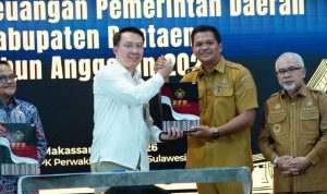 Bupati Bantaeng Uji Nurdin didampingi Wabup H Sahabuddin menerima penghargaan dari BPK RI.(foto/ist)