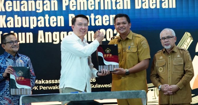 Bupati Bantaeng Uji Nurdin didampingi Wabup H Sahabuddin menerima penghargaan dari BPK RI.(foto/ist)