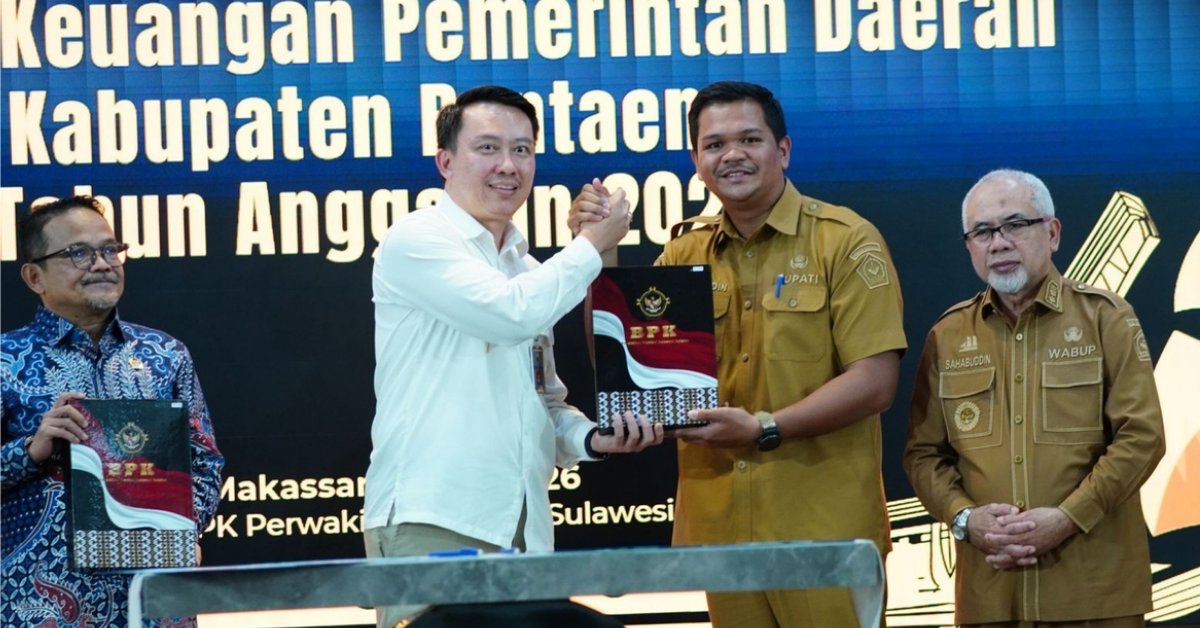 Bupati Bantaeng Uji Nurdin didampingi Wabup H Sahabuddin menerima penghargaan dari BPK RI.(foto/ist)