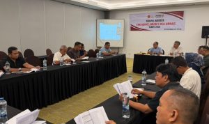 Fix Upload_1-116 Tim Adhoc saat melaksanakan rapat membahas AD dan ART IKA Unhas, pokok-pokok program kerja dan rekomendasi Mubes di Hotel MaxOne, Makassar, 30 hingga 31 Mei 2026.(foto/ist)