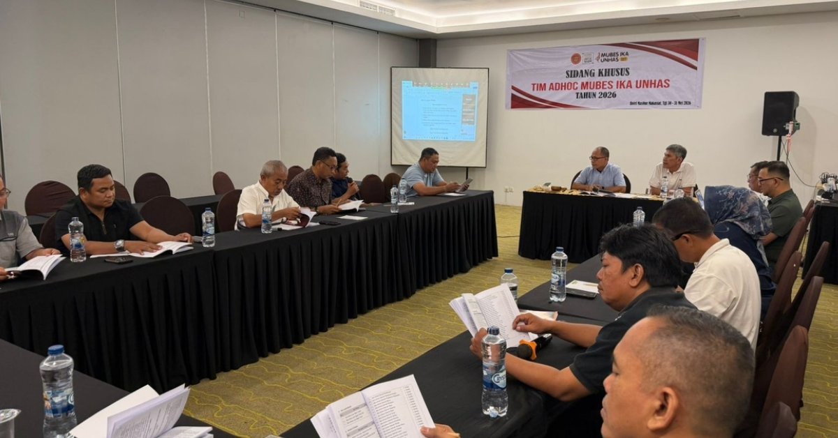 Tim Adhoc saat melaksanakan rapat membahas AD dan ART IKA Unhas, pokok-pokok program kerja dan rekomendasi Mubes di Hotel MaxOne, Makassar, 30 hingga 31 Mei 2026.(foto/ist)