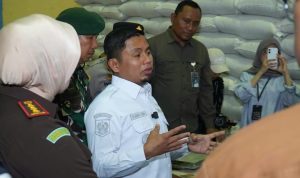 Tasming Hamid (PDH Putih) di kantor Bulog.(foto/ist)