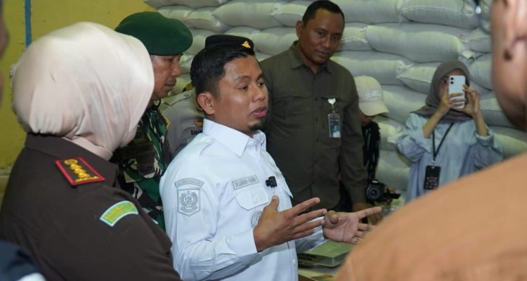Tasming Hamid (PDH Putih) di kantor Bulog.(foto/ist)