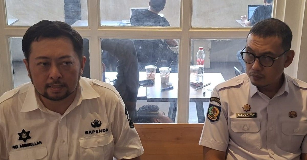 Sekda Andi Zulkifly dan Kepala Bapenda.(foto/ist)